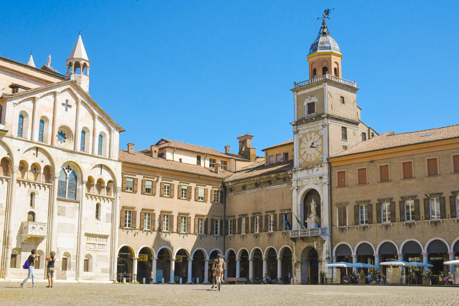 Modena city centre tour piazza grande 